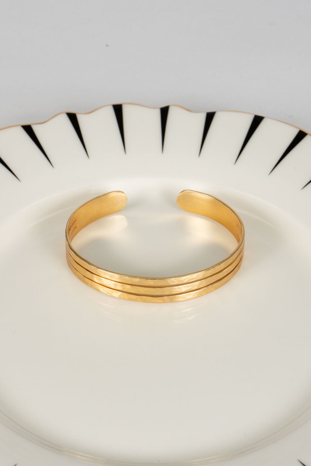 Pulseira dourada ajustável com design de três argolas