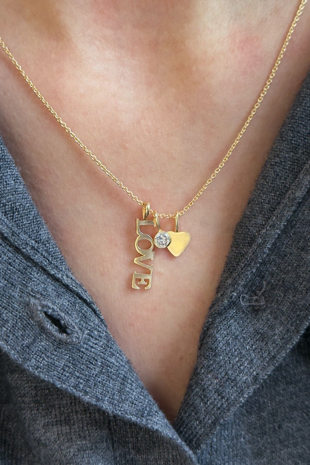 Detalle Puesto Collar Dorado Con Colgante Triple Love Cristina Oria 