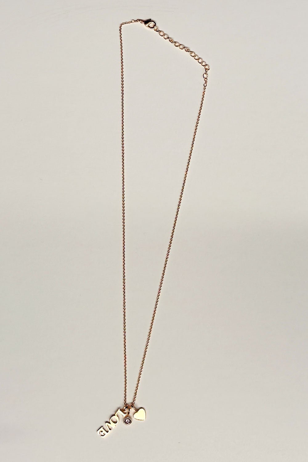 Detalle Collar Dorado Con Colgante Triple Love Cristina Oria 