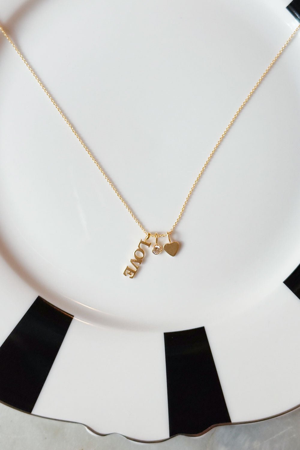 Detalle Vajilla CO Collar Dorado Con Colgante Triple Love Cristina Oria 