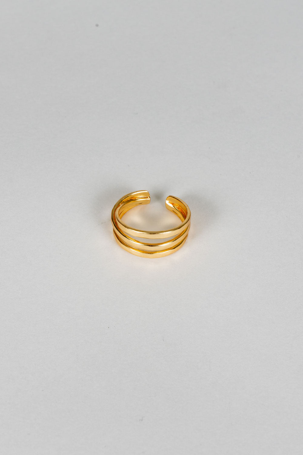 Anel dourado ajustável com design de três argolas