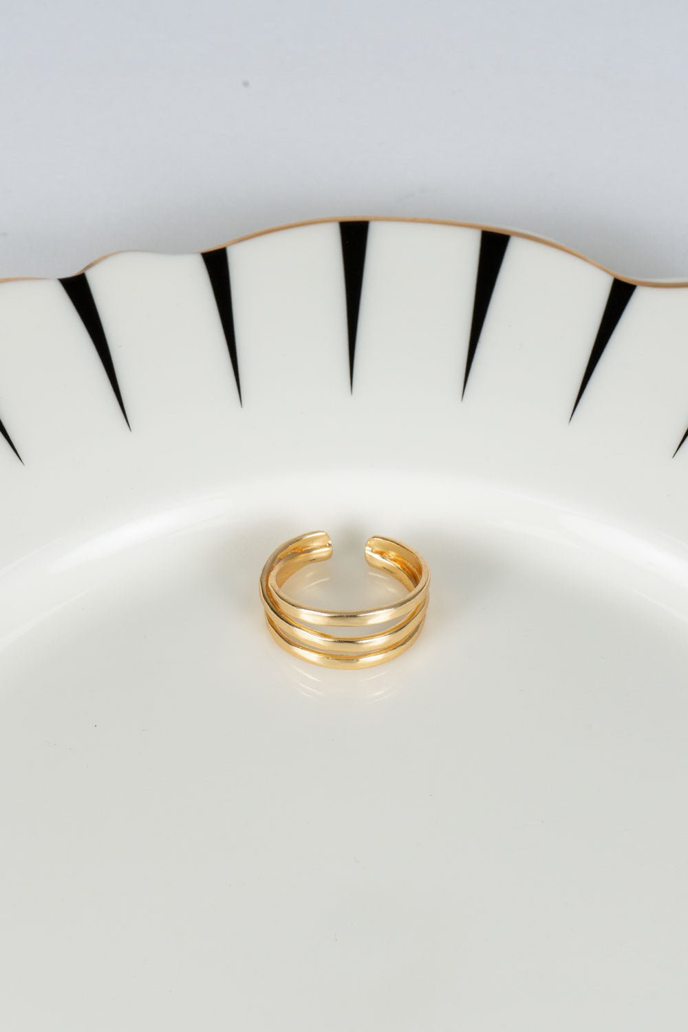 Anel dourado ajustável com design de três argolas