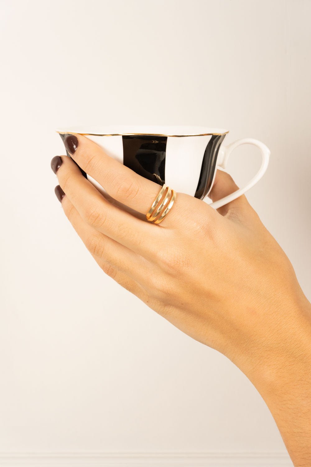 Anel dourado ajustável com design de três argolas