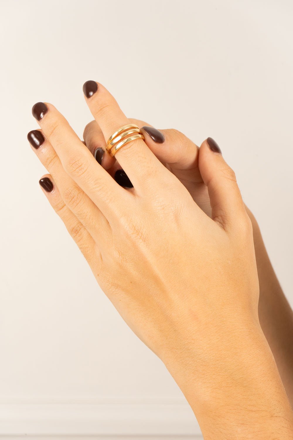 Anel dourado ajustável com design de três argolas