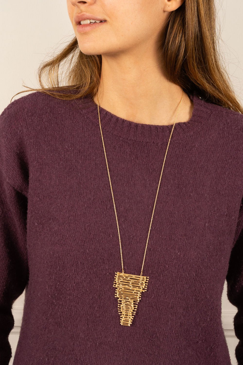 Colar dourado com design cascata irregular