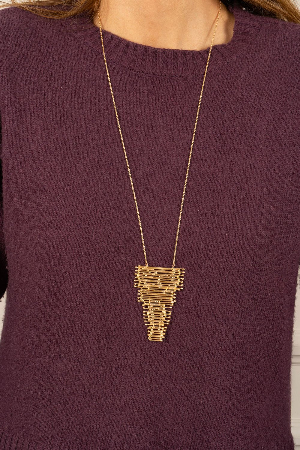 Colar dourado com design cascata irregular