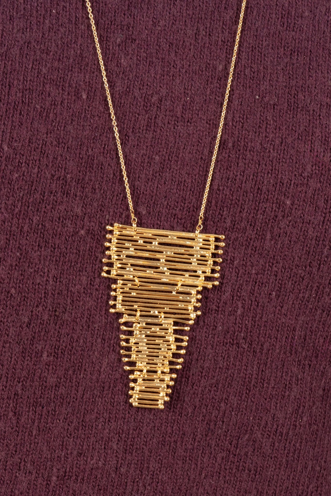 Colar dourado com design cascata irregular