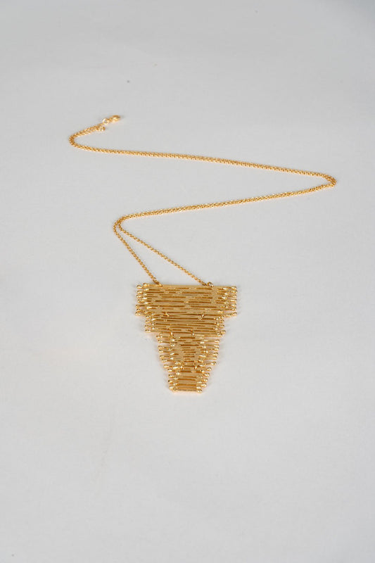 Colar dourado com design cascata irregular