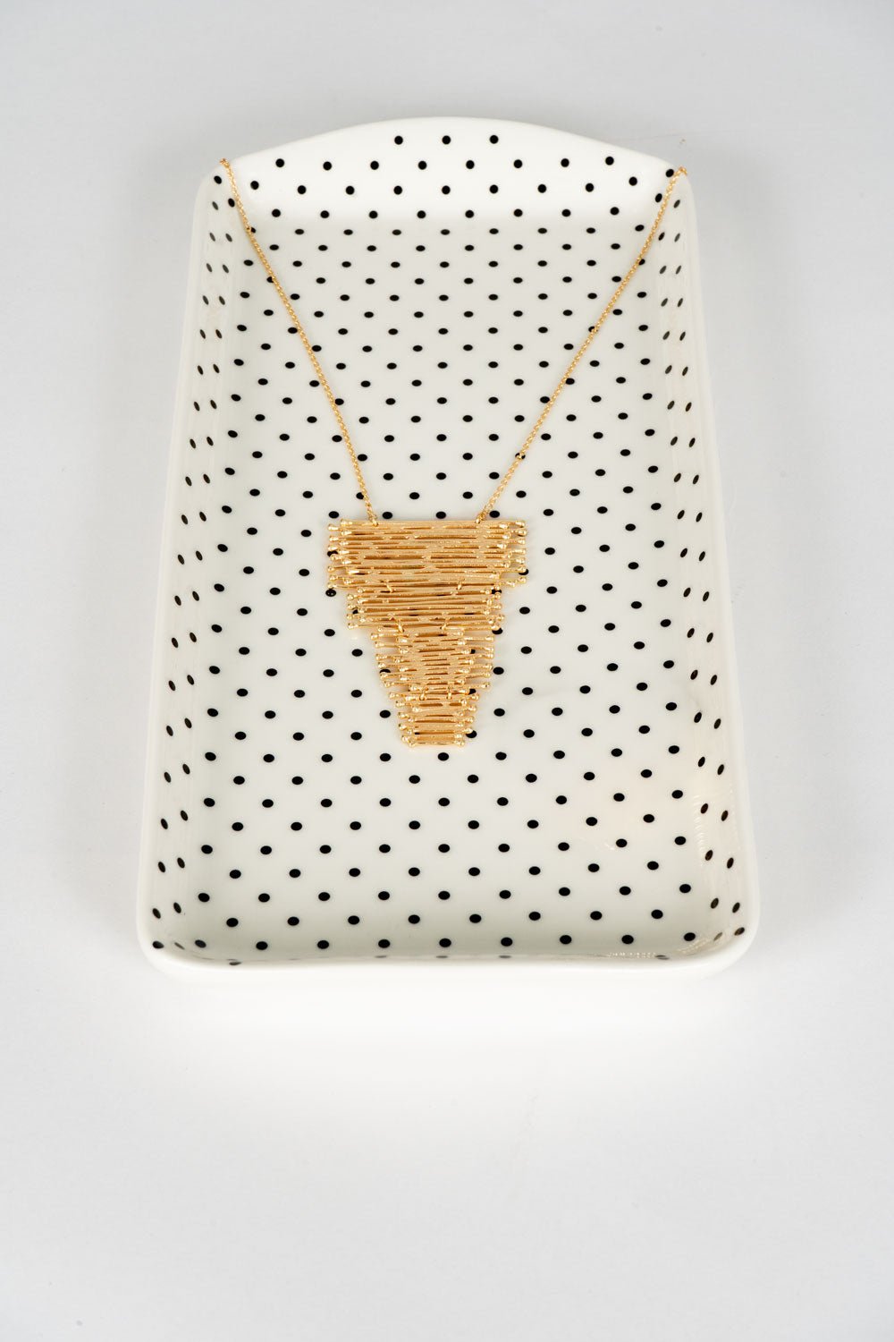 Colar dourado com design cascata irregular