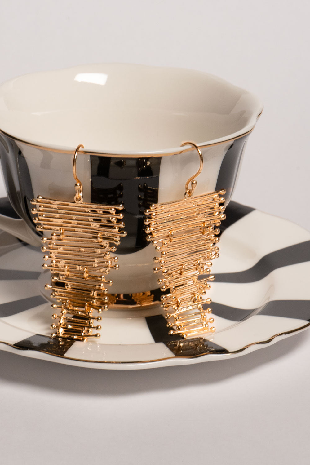 Taza & Pendientes Dorados Con Diseño Cascada Irregular Cristina Oria