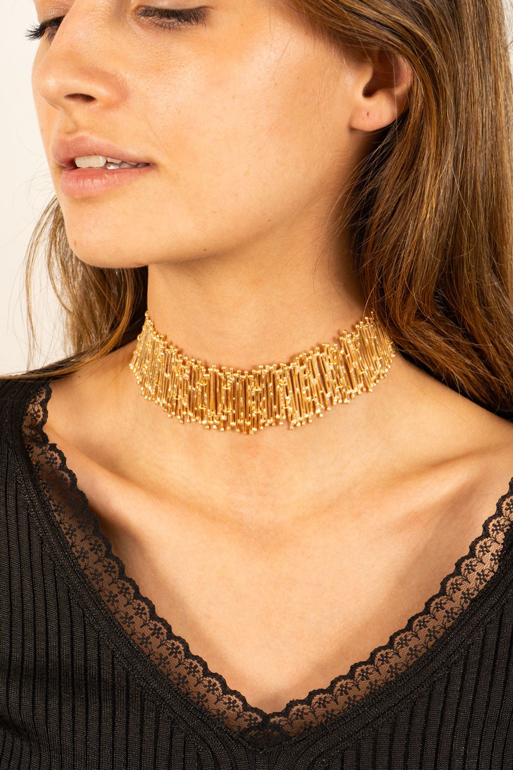 Choker dourado com design irregular
