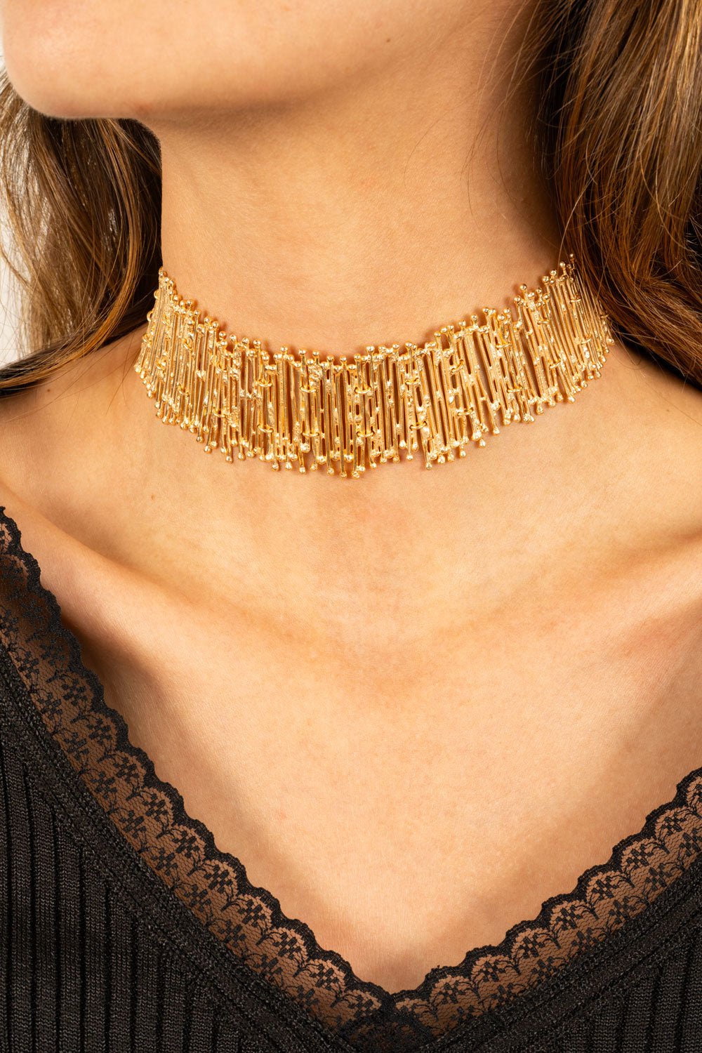 Choker dourado com design irregular