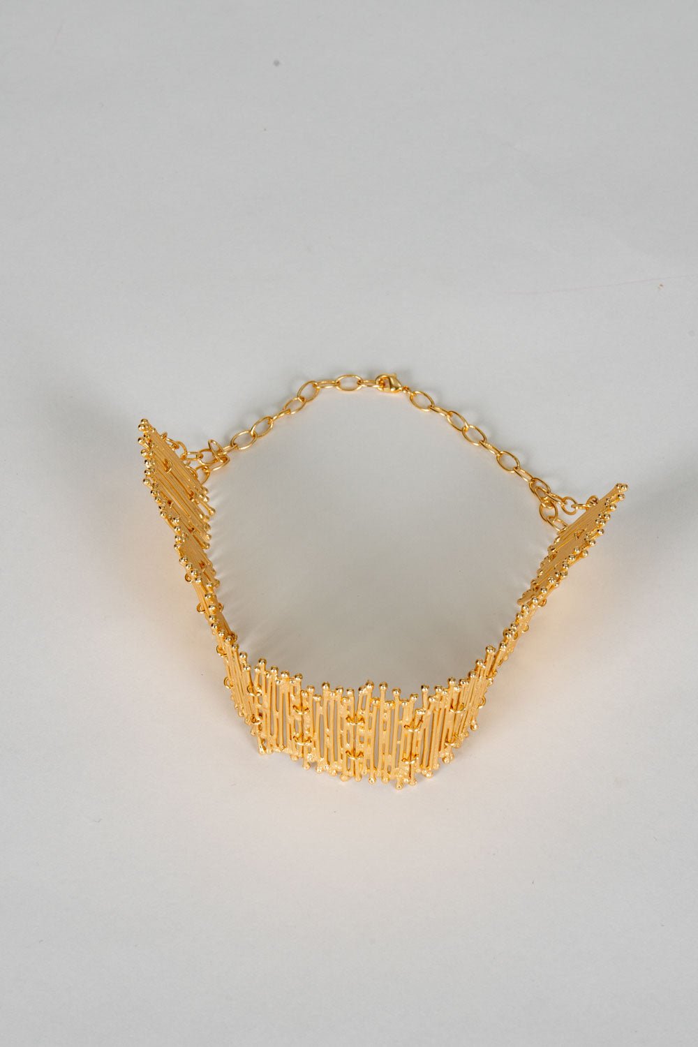 Choker dourado com design irregular