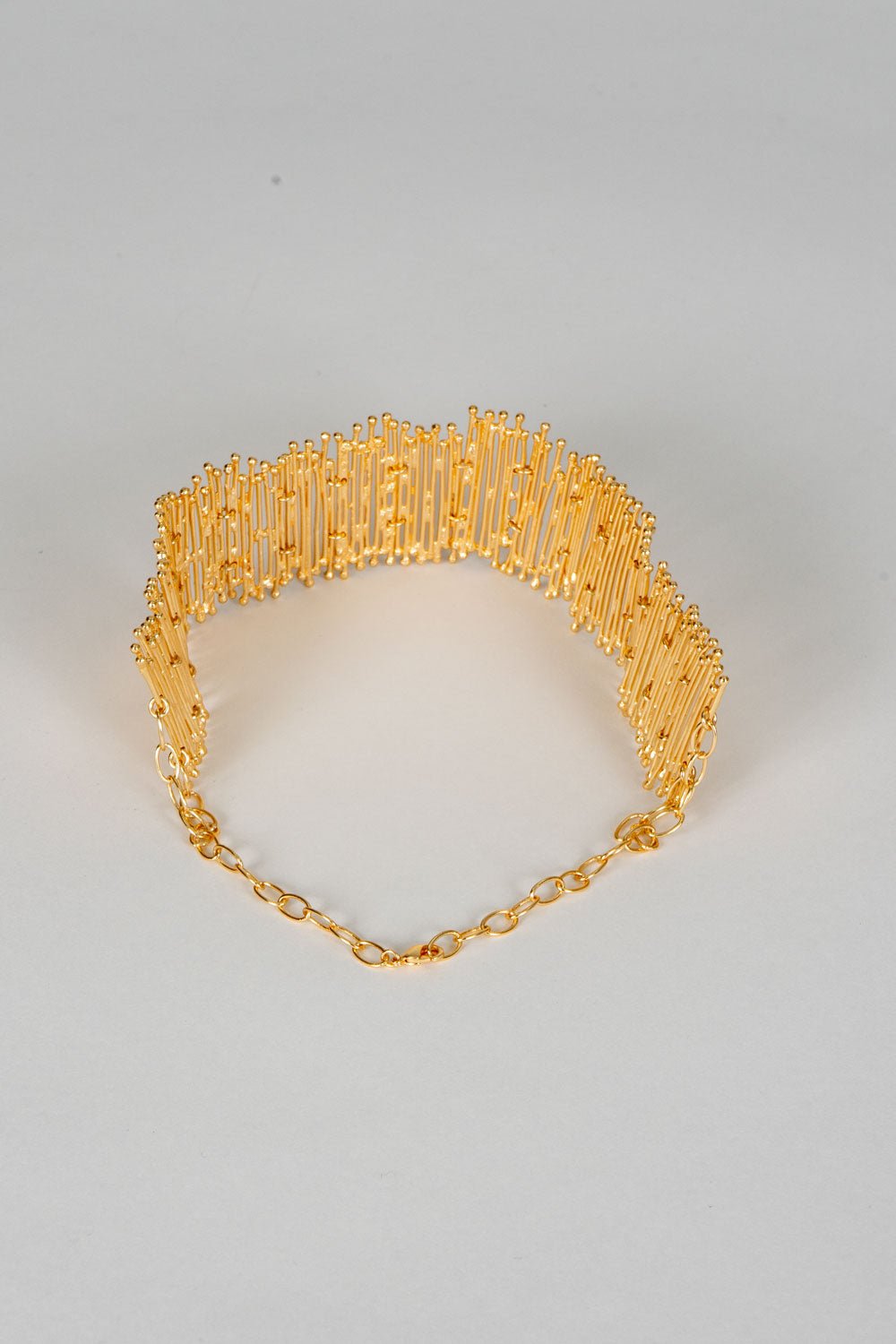 Choker dourado com design irregular