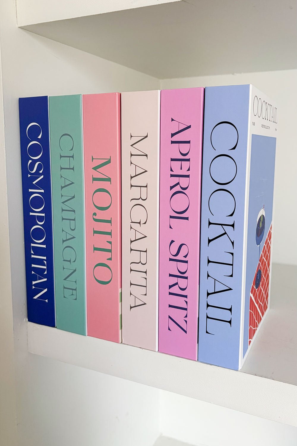 Detalle Composición Caja Decorativa Con Diseño De Libro De Bebidas Cristina Oria 