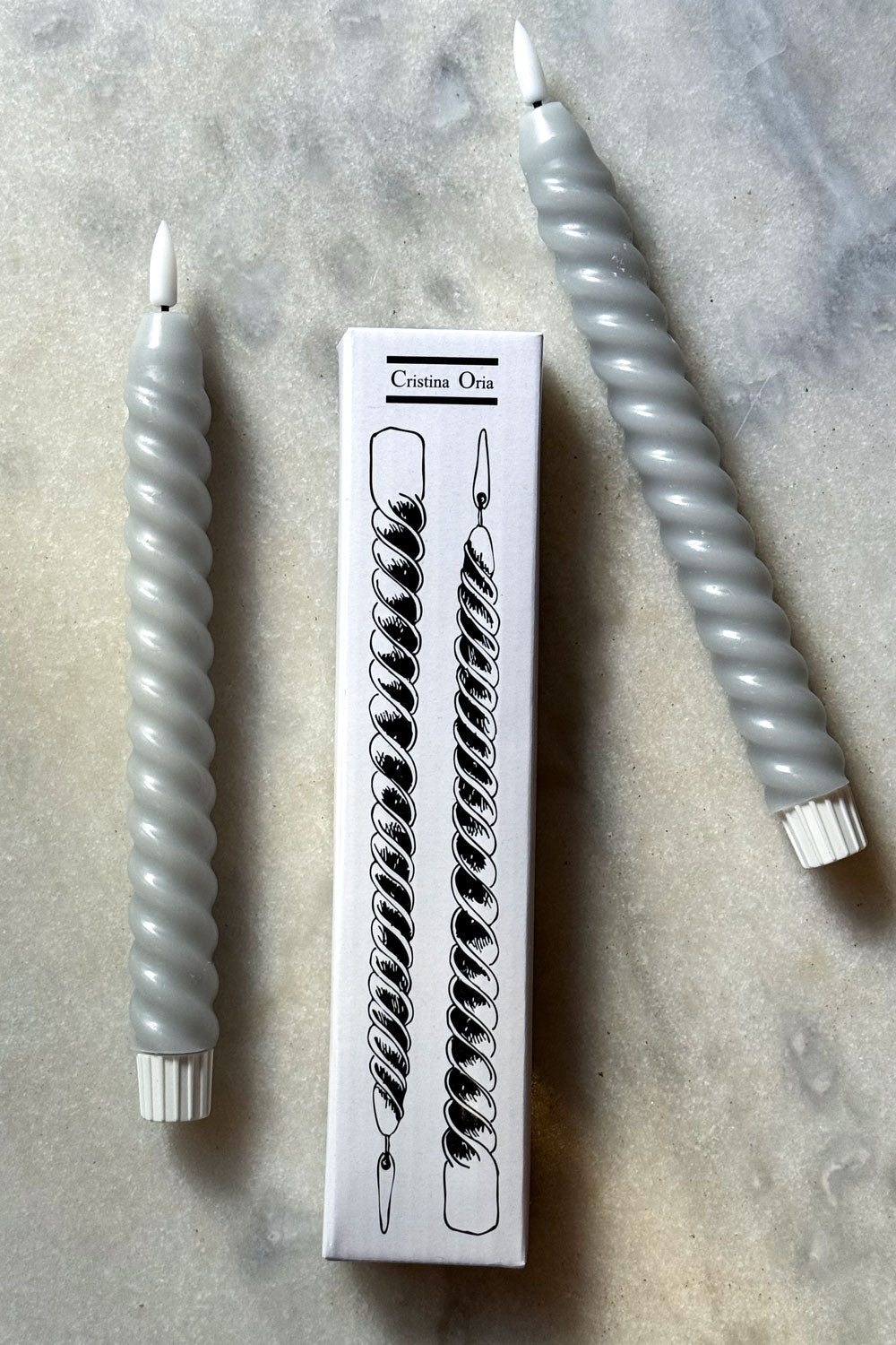 Detalle Set De 2 Velas LED Con Diseño En Espiral Grises Cristina Oria 