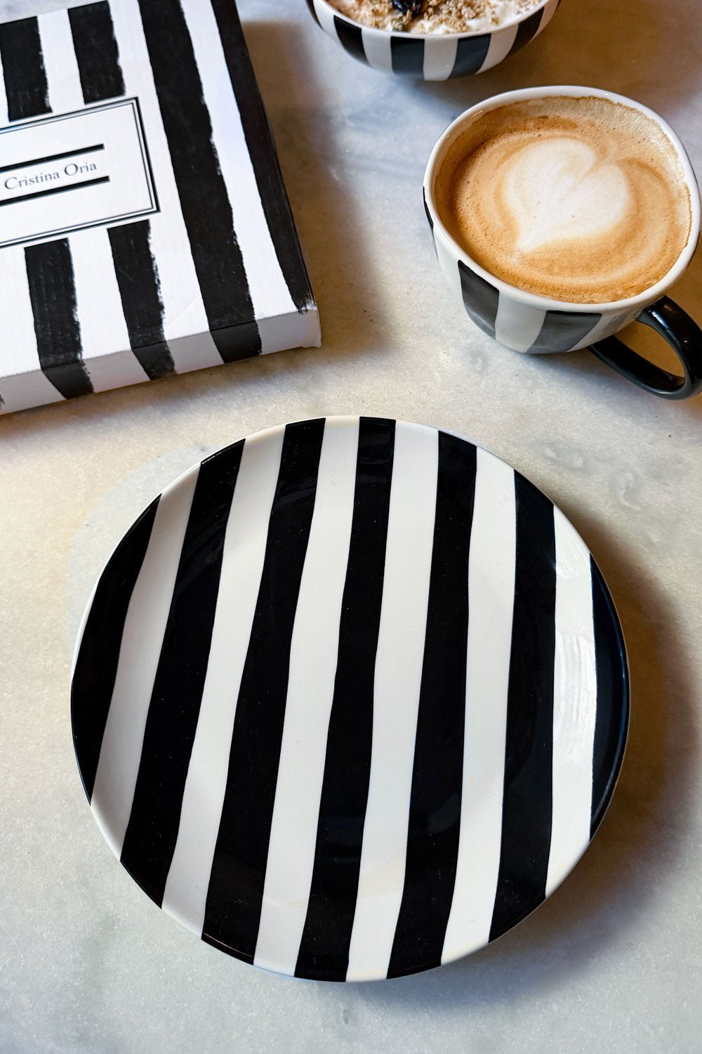 Detalle Plato Vajilla Artesana Rayas Verticales & Cuencos Cristina Oria