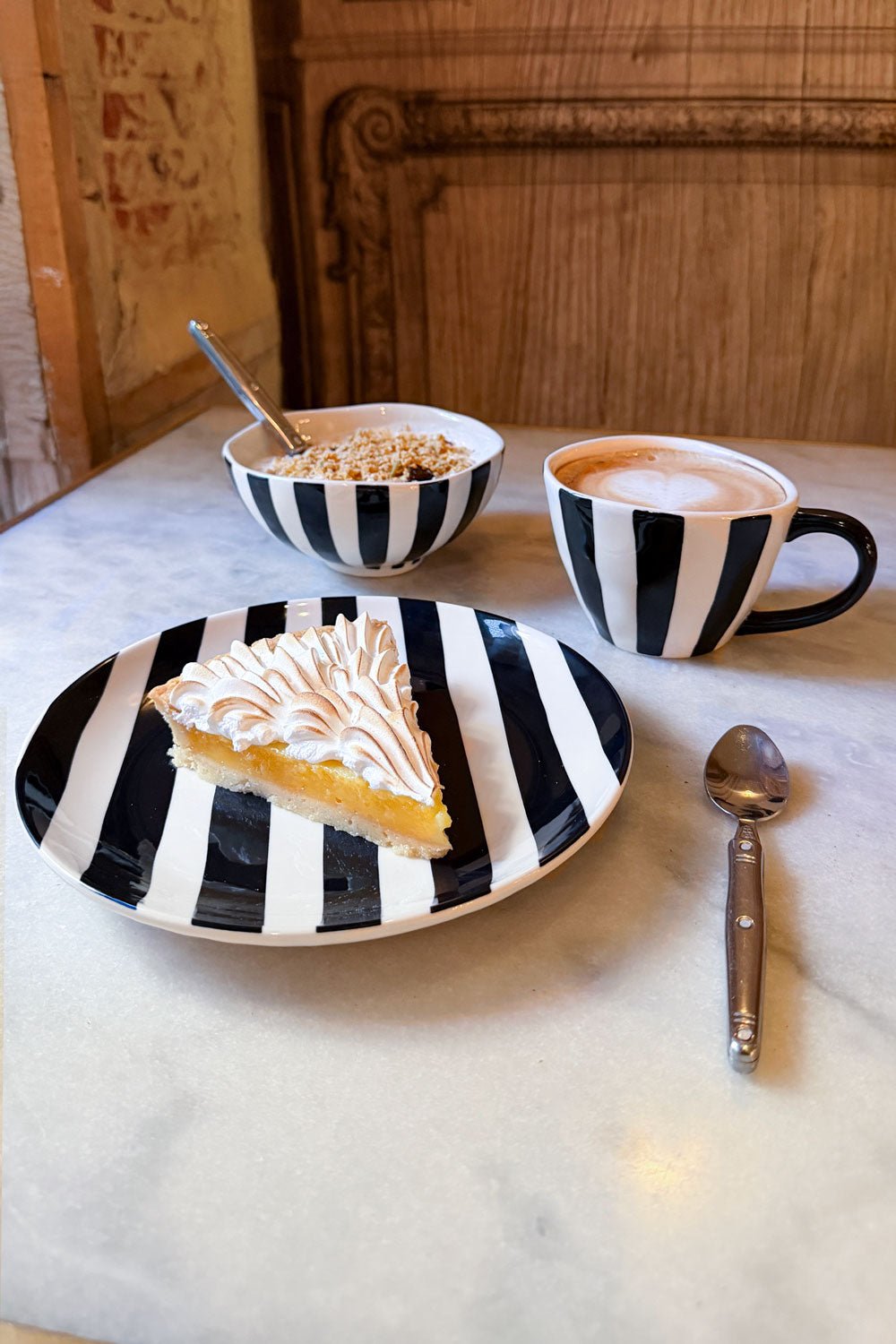 Detalle Plato Artesano Rayas Verticales Cristina Oria 