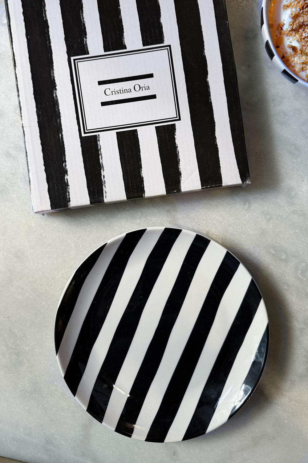 Detalle Caja Plato Artesano Rayas Verticales Cristina Oria 