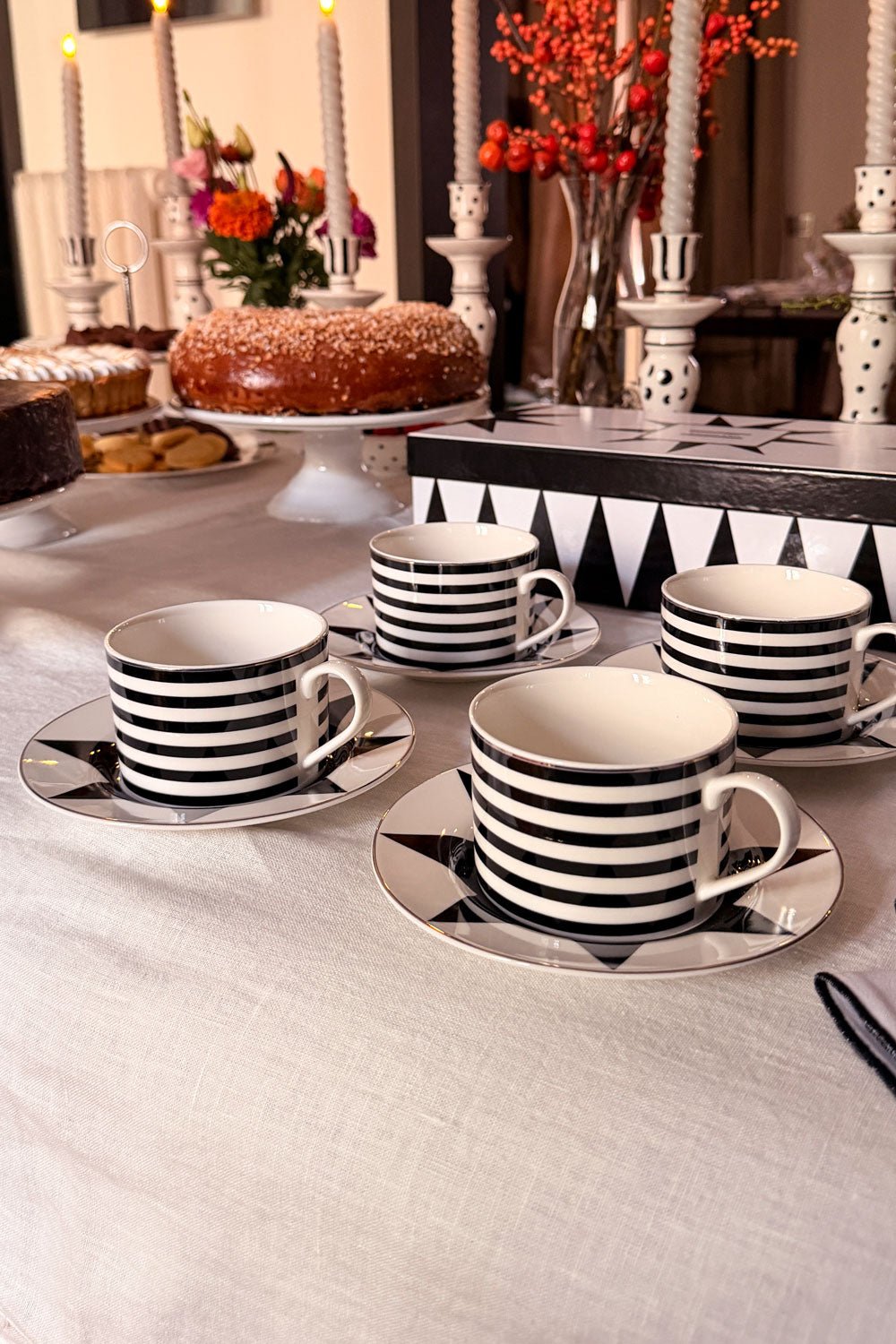 Detalle Composición Caja De Regalo Tazas Y Platos Circus Cristina Oria