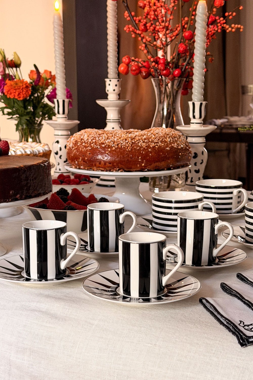 Detalle Taza Y Plato Espresso Circus Blanca Y Negra Cristina Oria