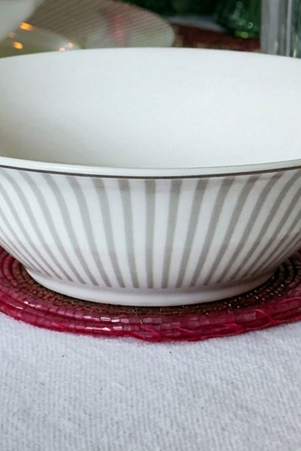 Detalle Borde Cuenco Blanco Y Gris Cristina Oria