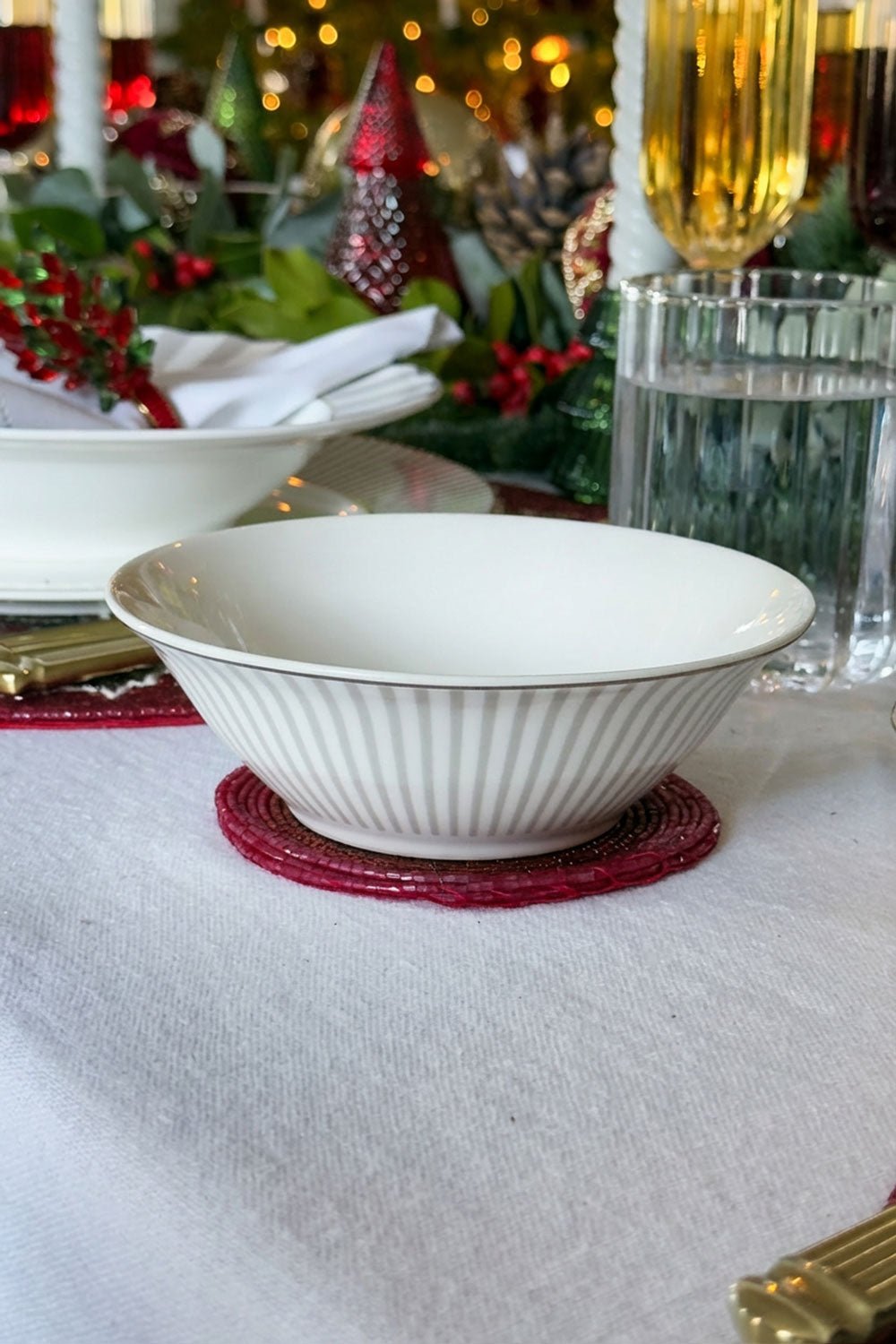 Detalle Mesa Cuenco Blanco Y Gris Cristina Oria