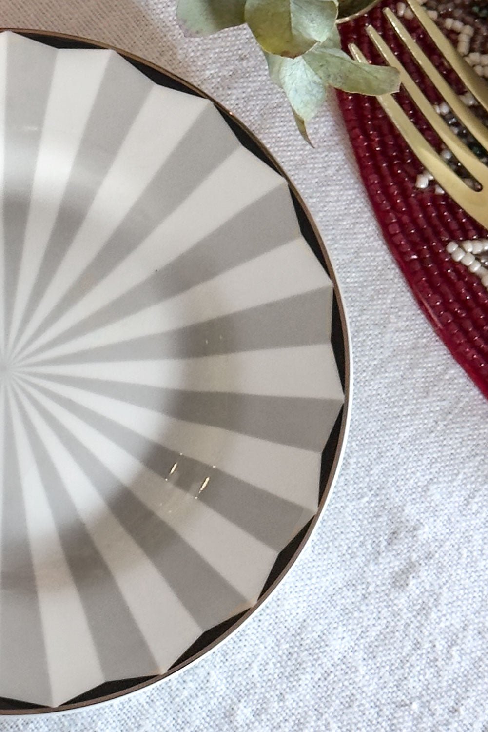 Detalle Borde Plato De Pan Blanco Y Gris Cristina Oria