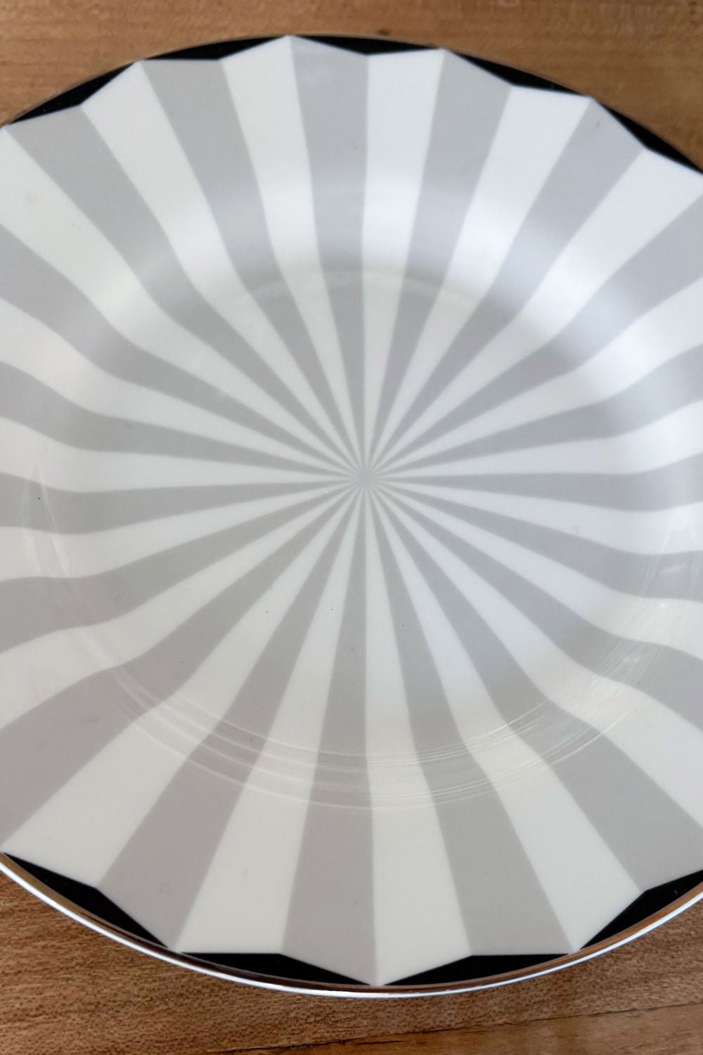 Detalle Plato De Pan Blanco Y Gris Cristina Oria