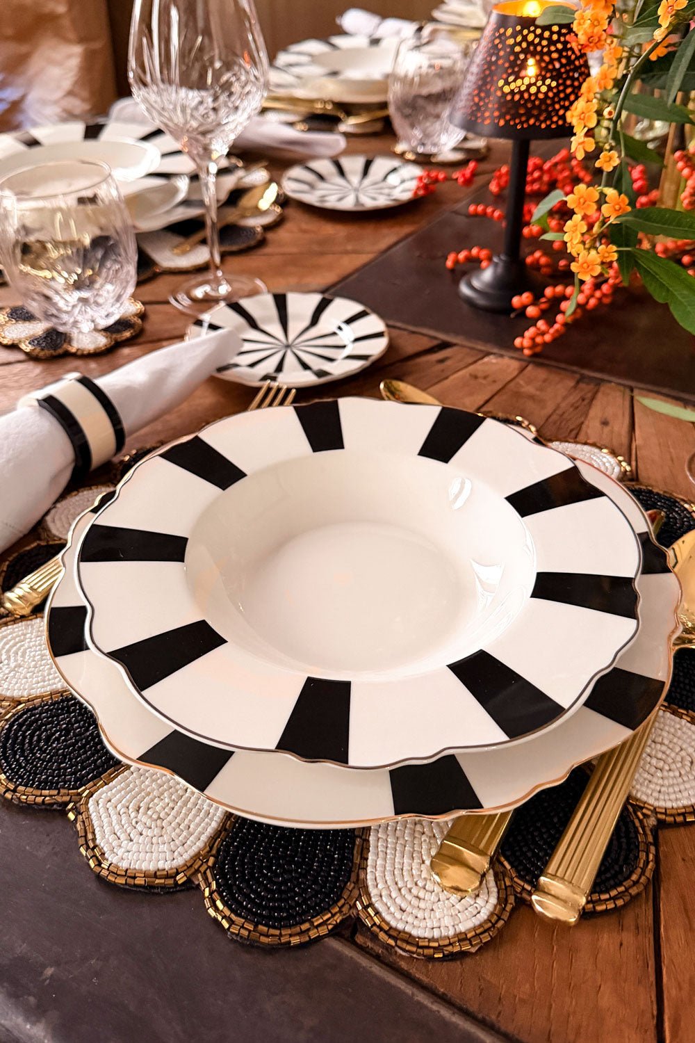 Detalle Composición Individual Flor Blanco Y Negro Bordado Con Cuentas Cristina Oria 