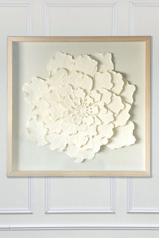 Detalle Cuadro De Cristal Con Flor En Papel Maché Cristina Oria 