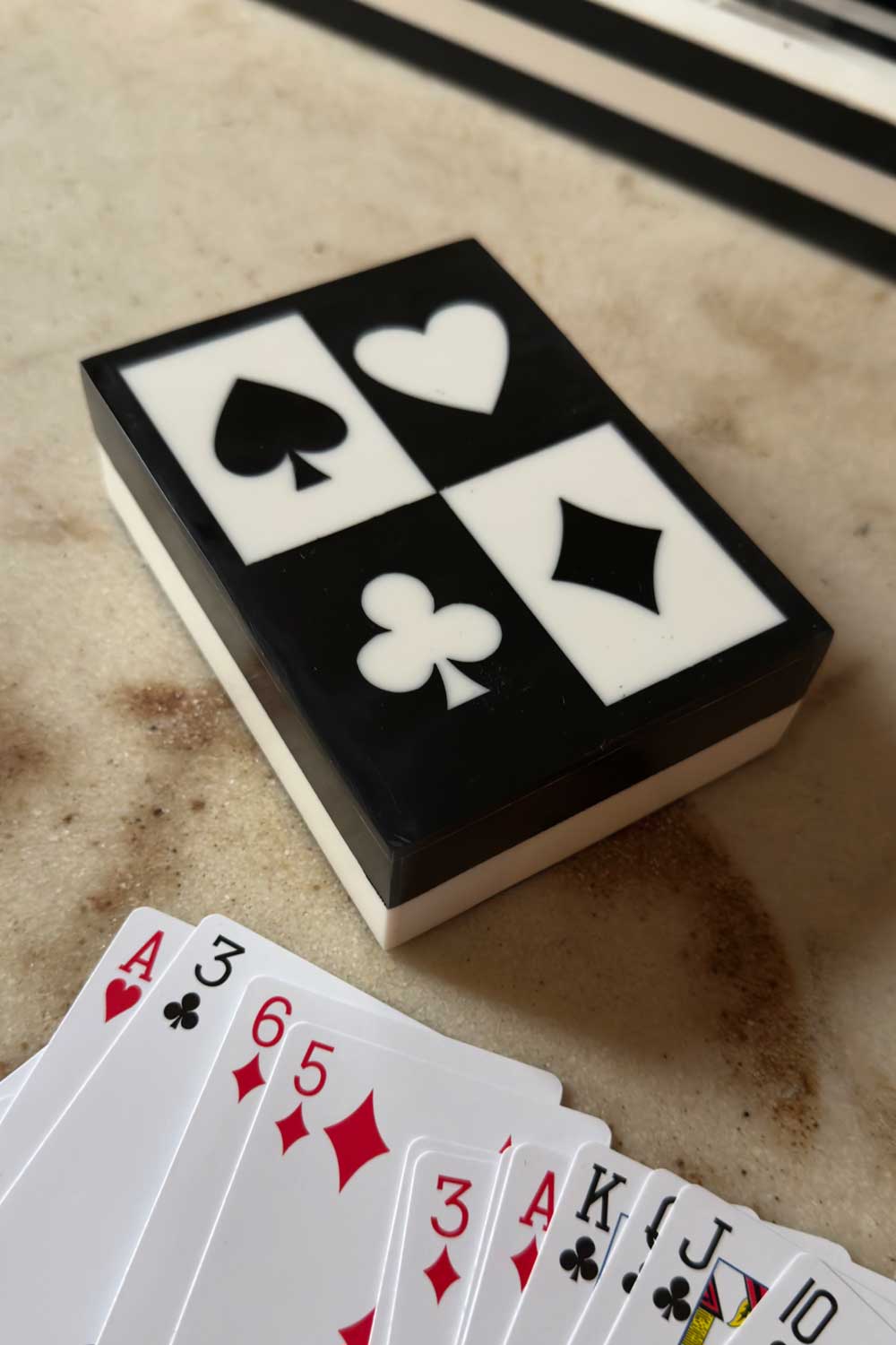 Caja Para Cartas De Resina Blanca Y Negra