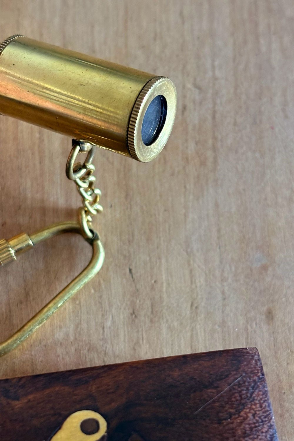 Detalle Llavero Catalejo Con Cofre De Madera Cristina Oria 