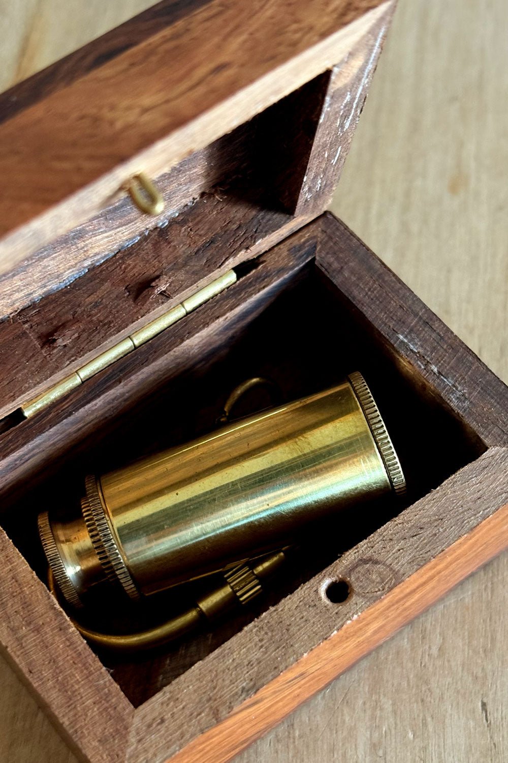 Detalle Caja Llavero Catalejo Con Cofre De Madera Cristina Oria 