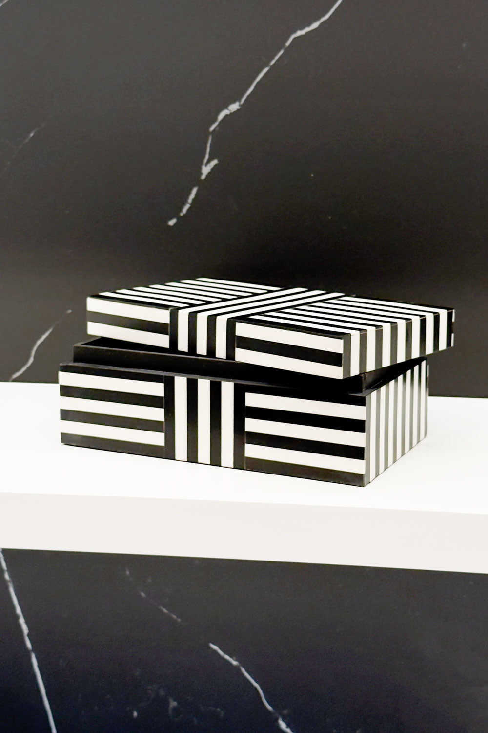 Estantería Abierta Caja Decorativa De Resina Rectangular Rayas Blancas & Negras Cristina Oria