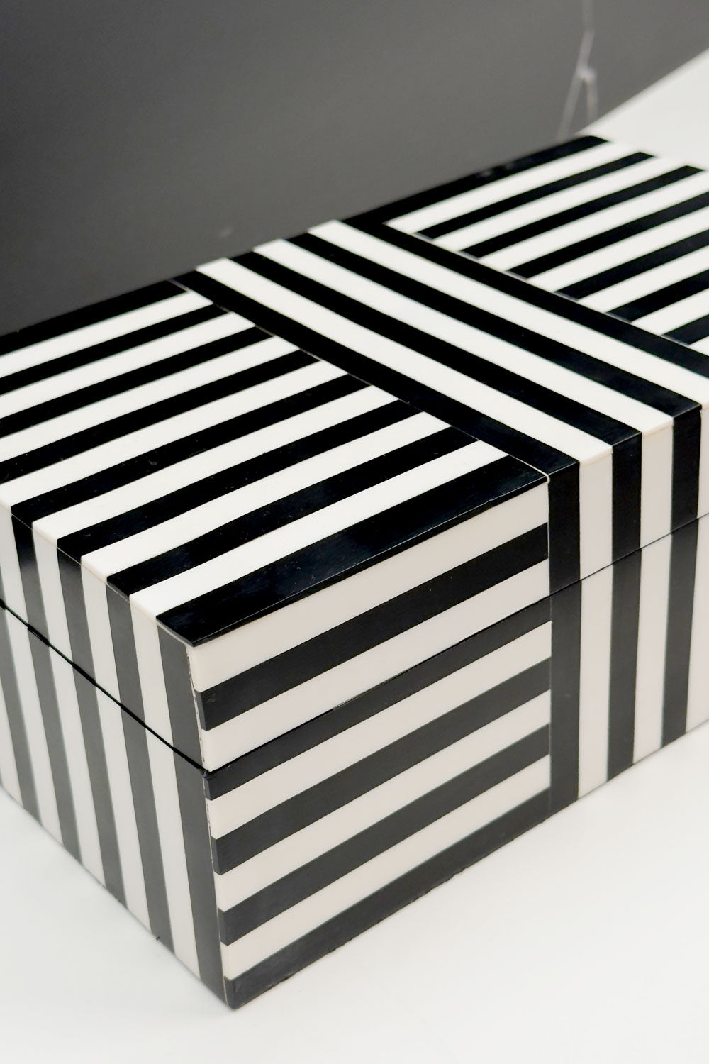 Detalles Caja Decorativa De Resina Rectangular Rayas Blancas & Negras Cristina Oria