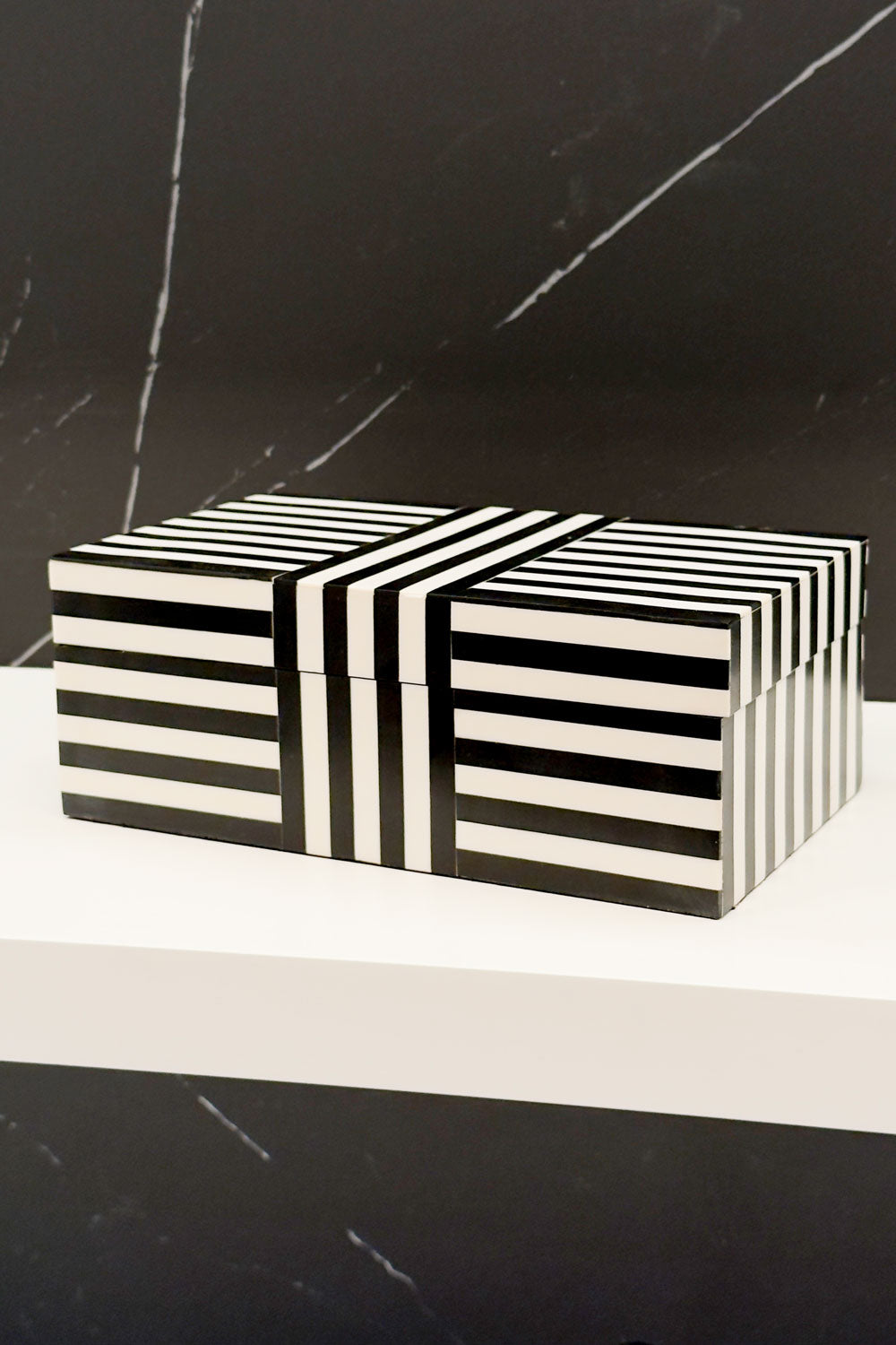 Caja Decorativa De Resina Rectangular Rayas Blancas & Negras Cristina Oria