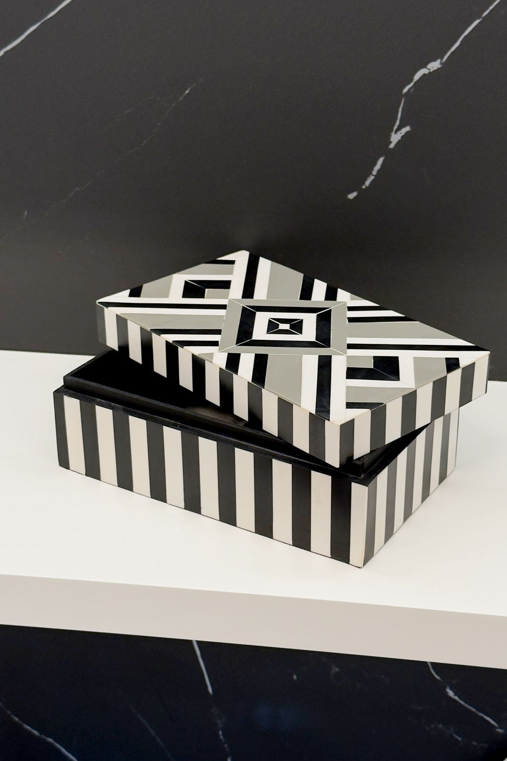 Tapa Abierta Caja Decorativa De Resina Rectangular Con Diseño Geométrico Cristina Oria