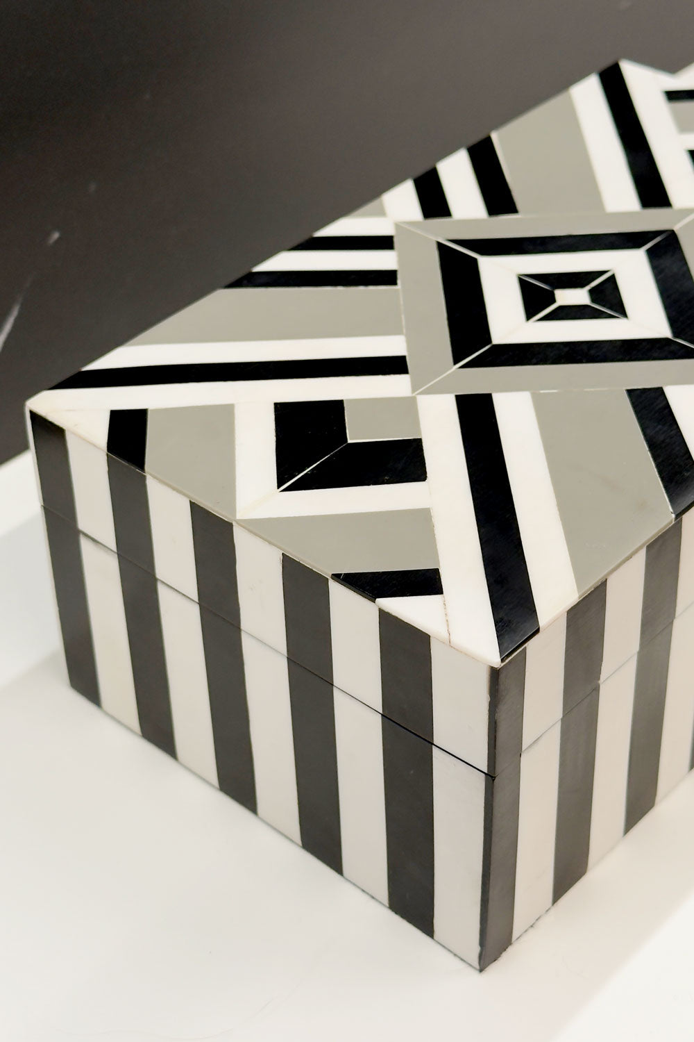 Detalles Caja Decorativa De Resina Rectangular Con Diseño Geométrico Cristina Oria