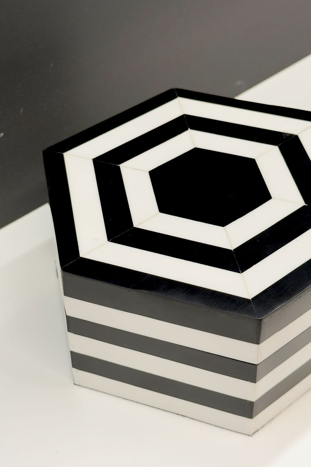 Detalles Caja Decorativa De Resina Hexagonal Diseño Rayas Blancas & Negras Cristina Oria
