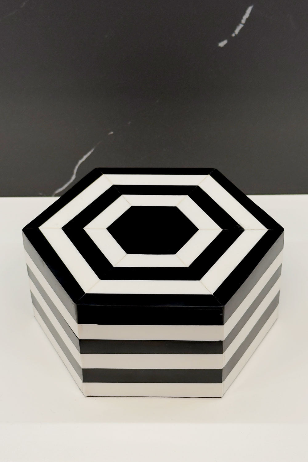 Caja Decorativa De Resina Hexagonal Diseño Rayas Blancas & Negras Cristina Oria