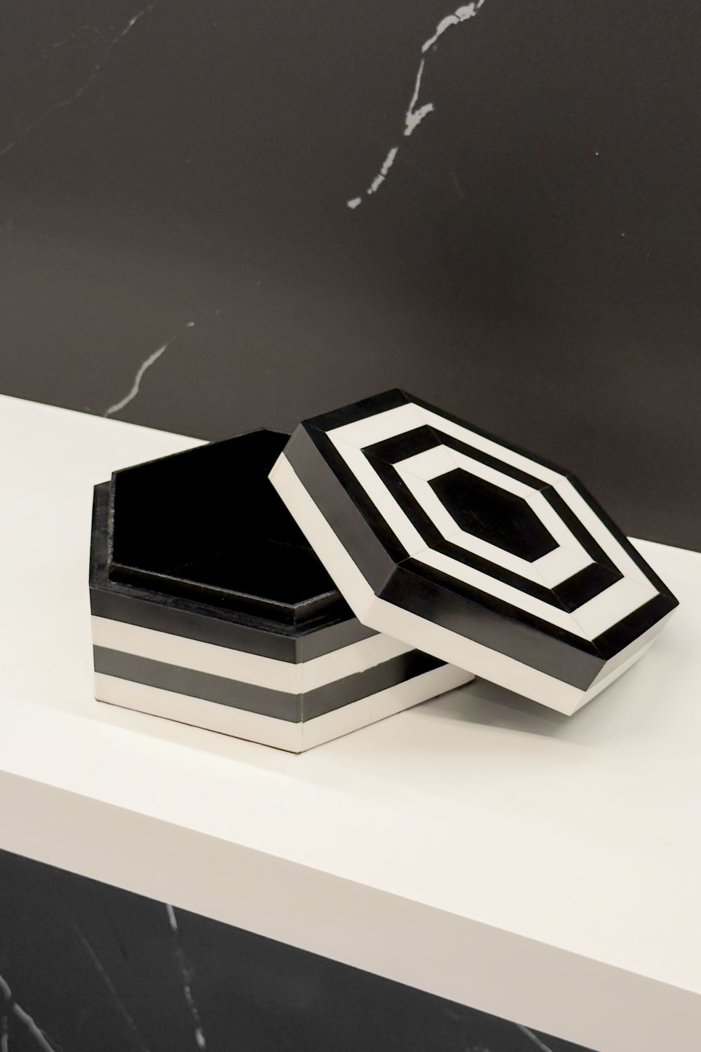 Abierta Caja Decorativa De Resina Hexagonal Diseño Rayas Blancas & Negras Cristina Oria