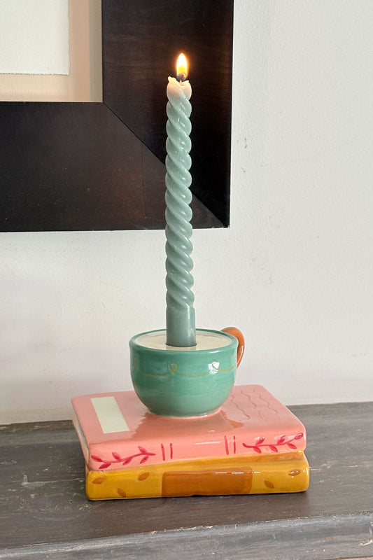Portavelas De Taza Sobre Libros Cristina Oria
