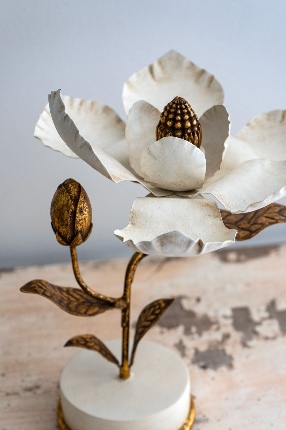 Detalle Flor Decorativa Dorada Y Blanca Diseño Magnolia Cristina Oria 