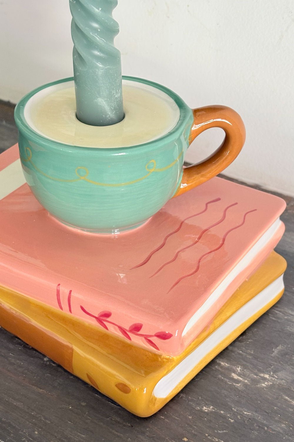 Detalles Portavelas De Taza Sobre Libros Cristina Oria