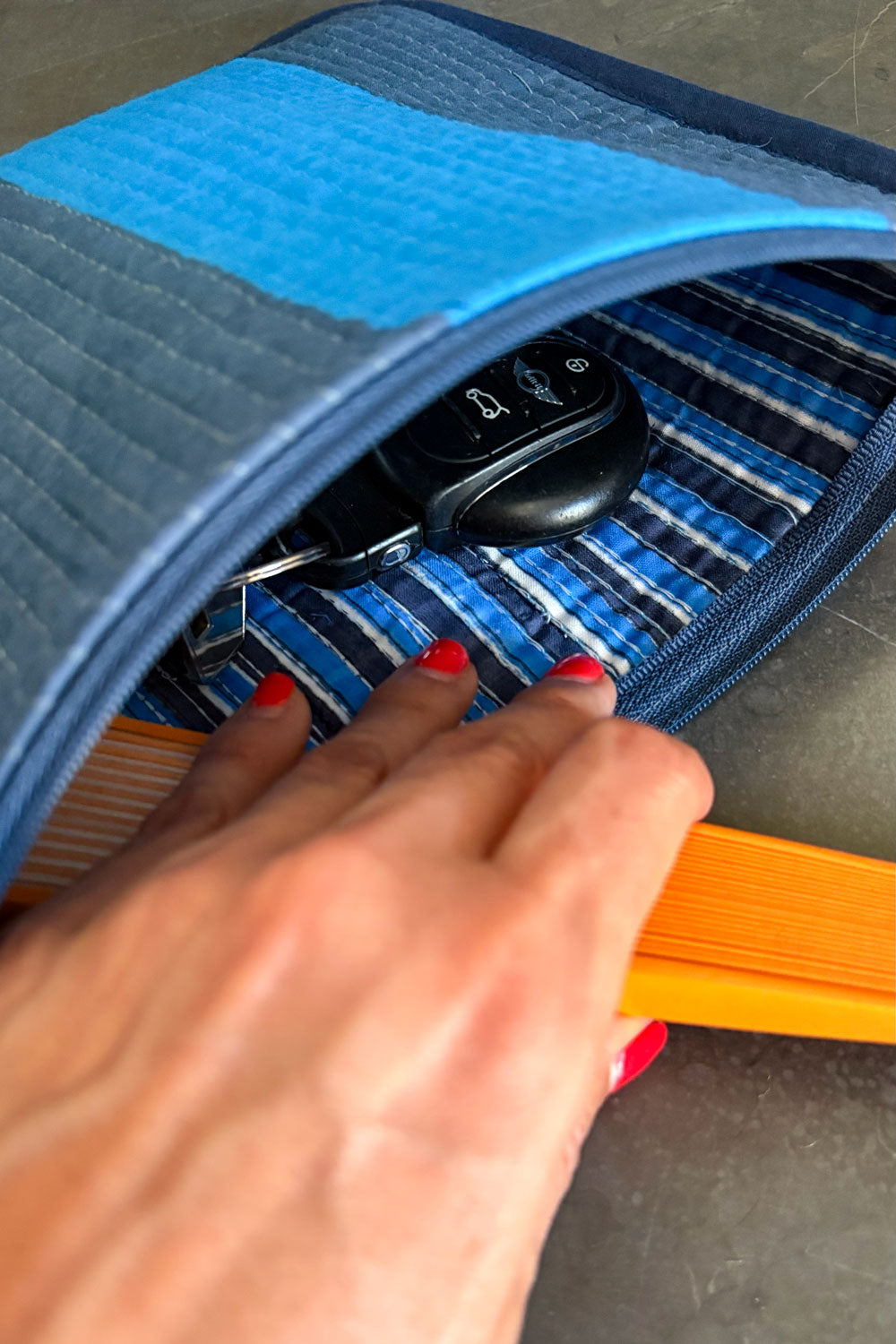 Detalles Cartera Grande Rayas Azul Oscuro & Azul Claro Cristina Oria