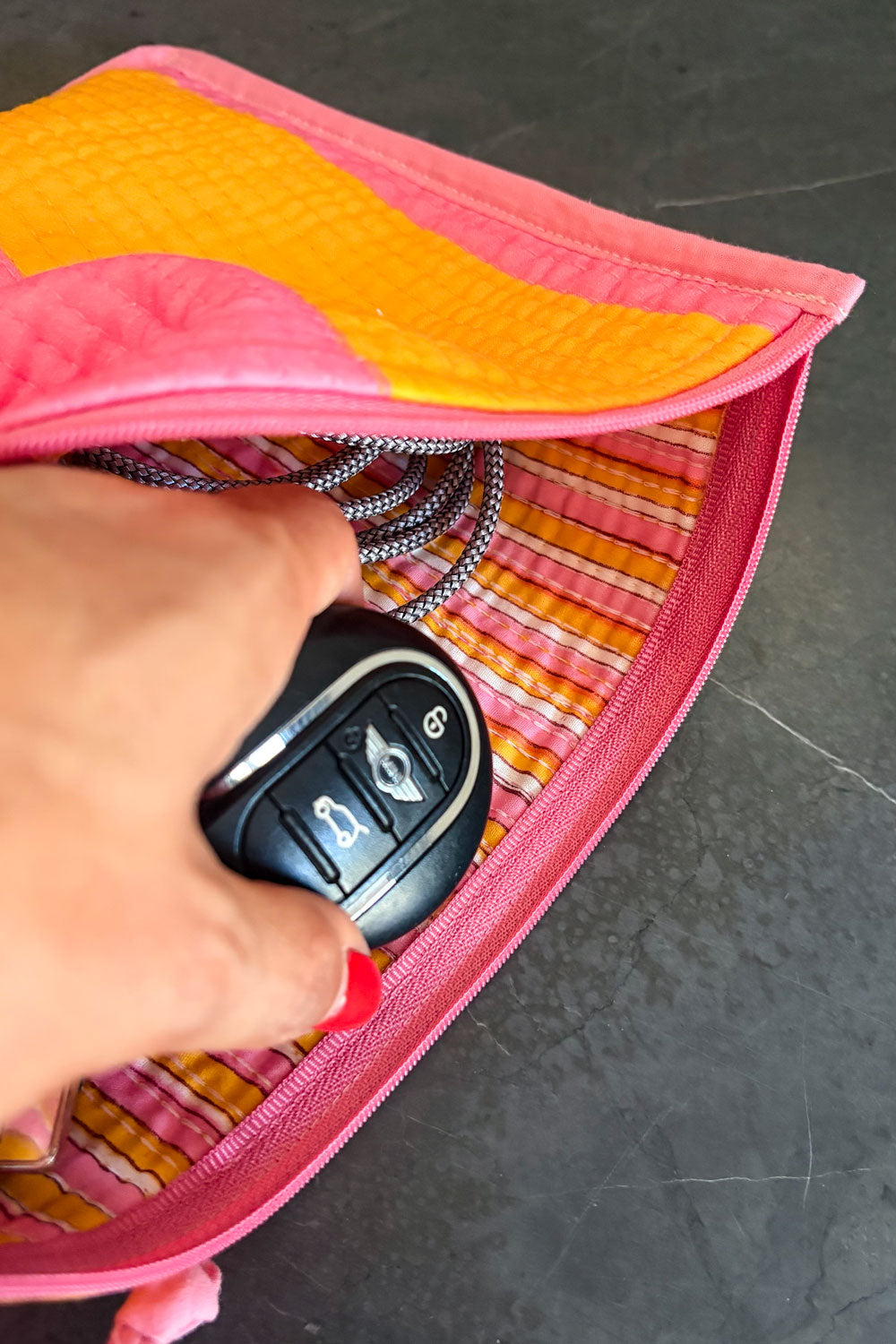 Detalles Cartera Grande Rayas Rosas & Naranjas Cristina Oria