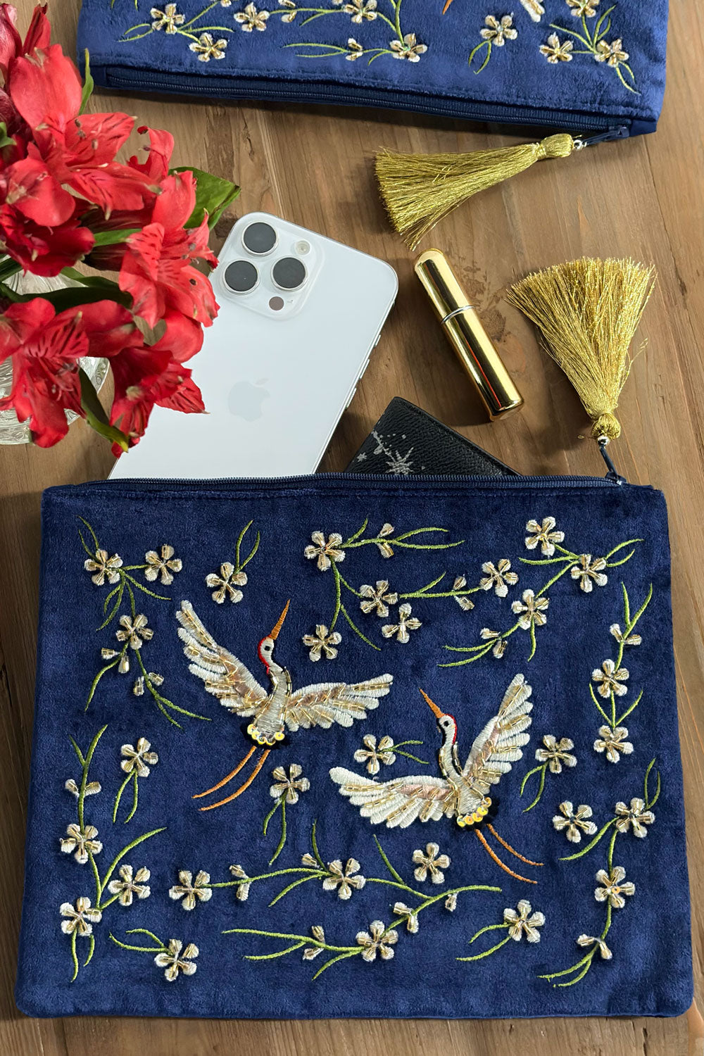 Cartera De Terciopelo Azul Con Grullas Y Flores Bordadas Cristina Oria