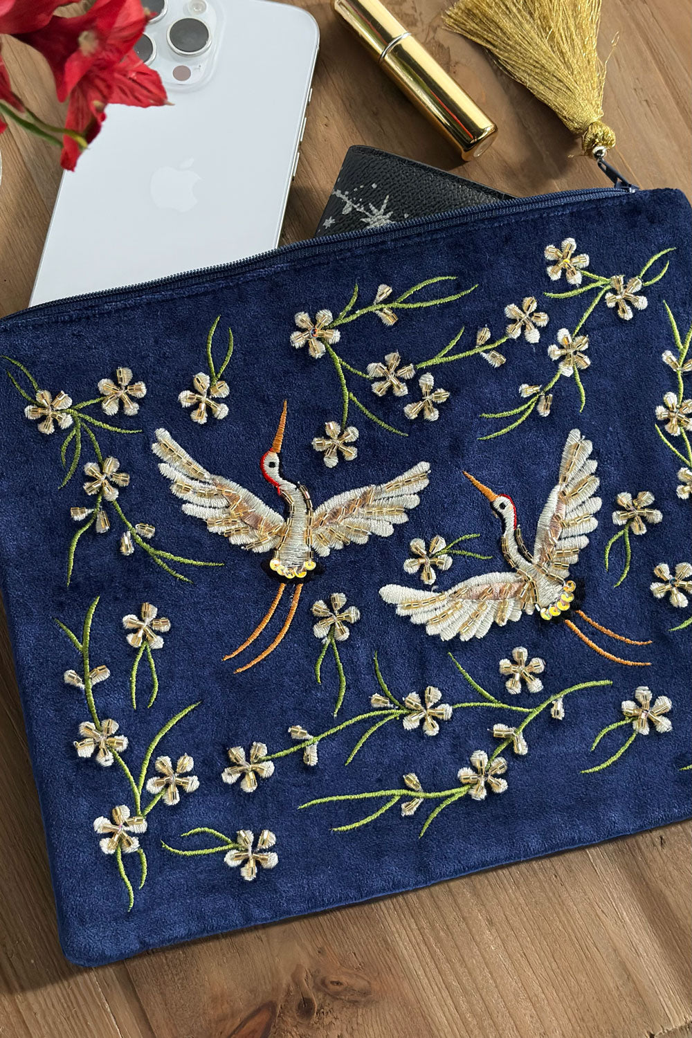Detalles Cartera De Terciopelo Azul Con Grullas Y Flores Bordadas Cristina Oria