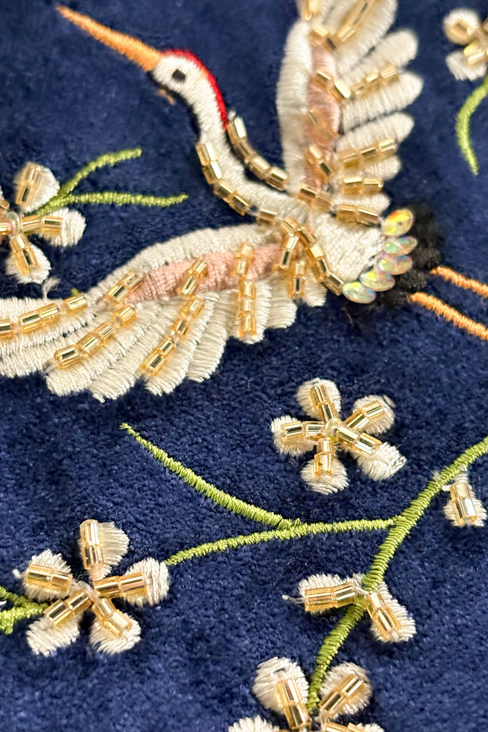 Detalles Bordados Cartera De Terciopelo Azul Con Grullas Y Flores Bordadas Cristina Oria